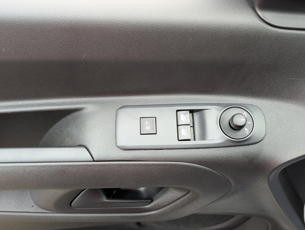 MIDCar coches ocasión Madrid Peugeot Partner Premium 1.6 BlueHDi 100Cv Etiqueta C IVA y Grantía Incl nacional 1Dueño