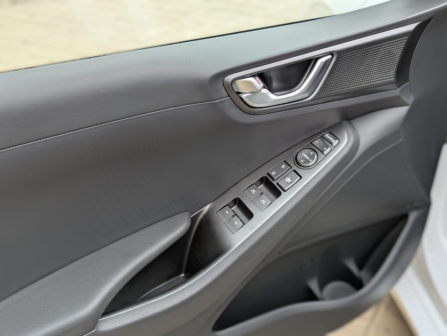 MIDCar coches ocasión Madrid HYUNDAI IONIQ 1.6GDI HEV Tecno DCT Hybrido Enchufable y Gasolina