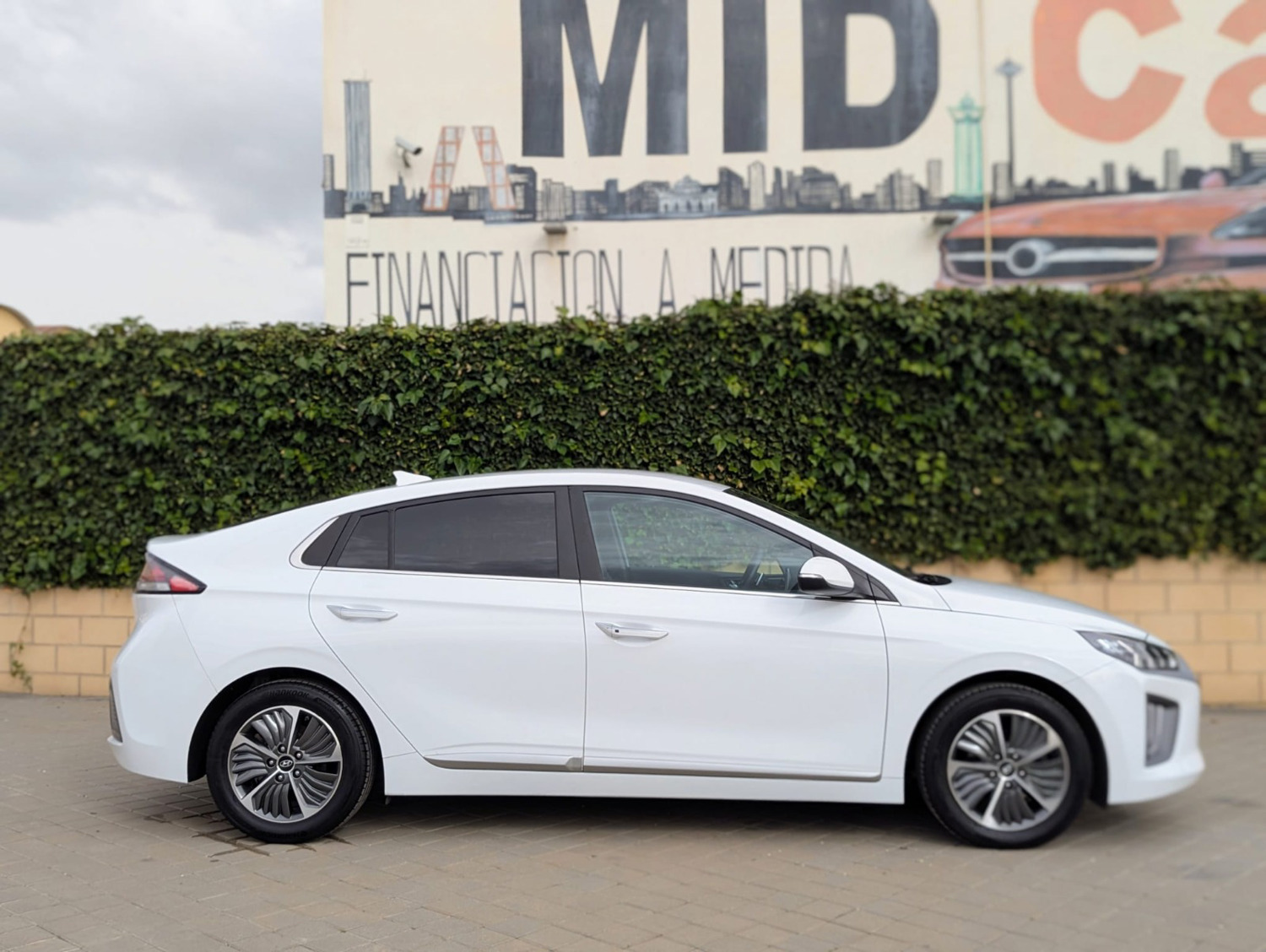 MIDCar coches ocasión Madrid HYUNDAI IONIQ 1.6GDI HEV Tecno DCT Hybrido Enchufable y Gasolina