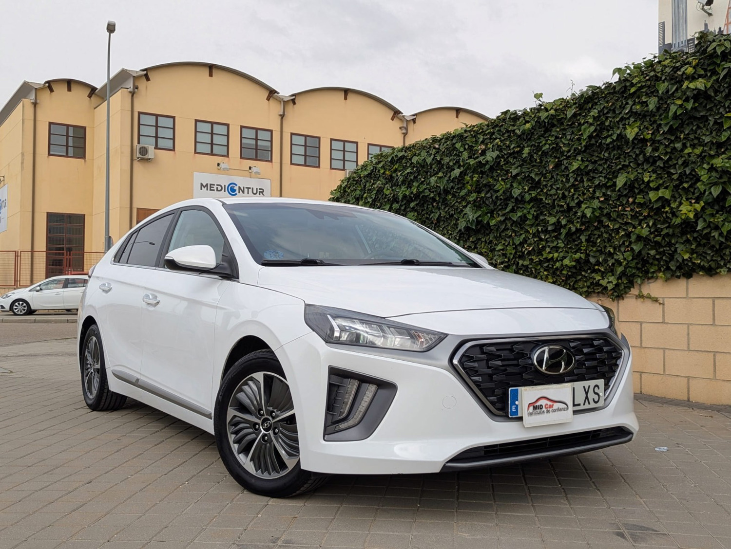 MIDCar coches ocasión Madrid HYUNDAI IONIQ 1.6GDI HEV Tecno DCT Hybrido Enchufable y Gasolina