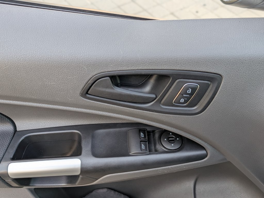 MIDCar coches ocasión Madrid Ford Transit Connect  con rampa 1.5EcoBlueTrend 210 L2 4 Puertas 120Cv 6 Velocidades 3 Plazas