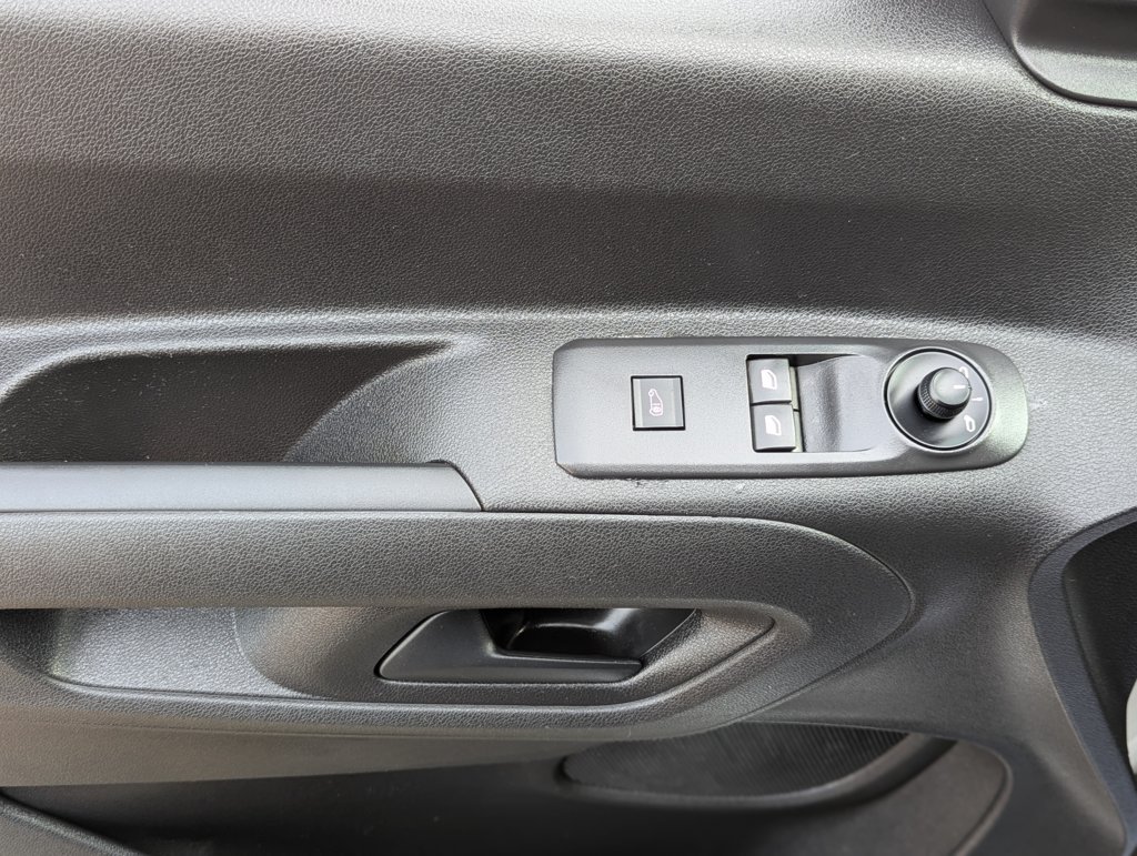 MIDCar coches ocasión Madrid Peugeot Partner Premium 1.6BlueHDI 100Cv 3 Plazas IVA y Garantía Incl