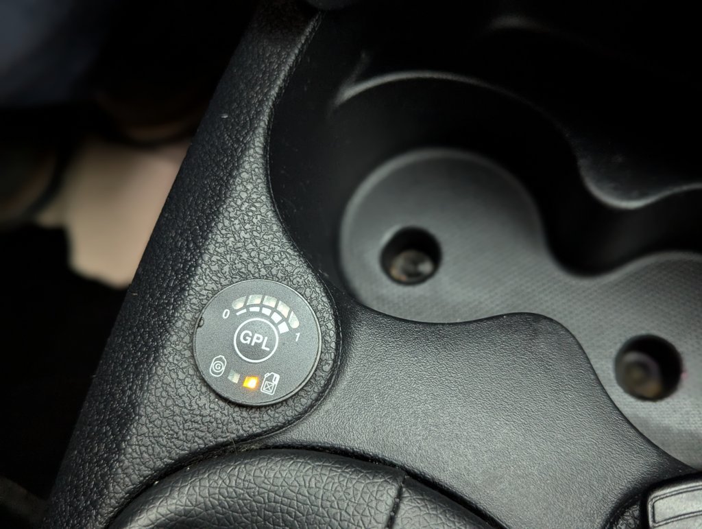 MIDCar coches ocasión Madrid Dacia Sandero Gasolina y GLP  Etiqueta medioambiental ECO IVA y Garantía Incl