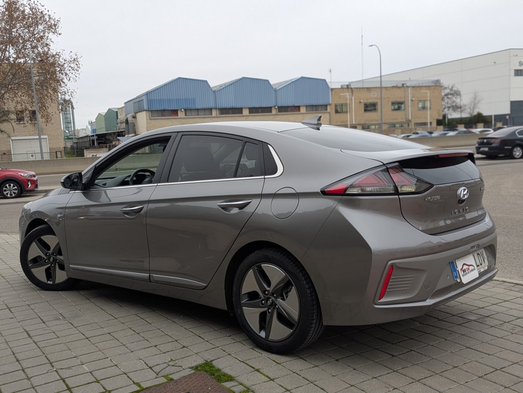 MIDCar coches ocasión Madrid HYUNDAI  iONIQ 1.6 GDI HEV Style DT Hybrido Techo corredizo  (Eléctrico, Gasolina)  Etiqueta Eco