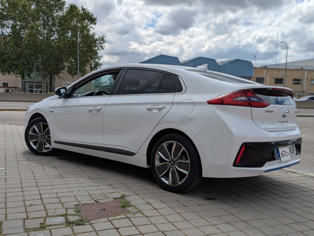 MIDCar coches ocasión Madrid HYUNDAI  iONIQ 1.6 GDI HEV Tecno DCT Hybrid Etiqueta ECO Nacional 1Dueño