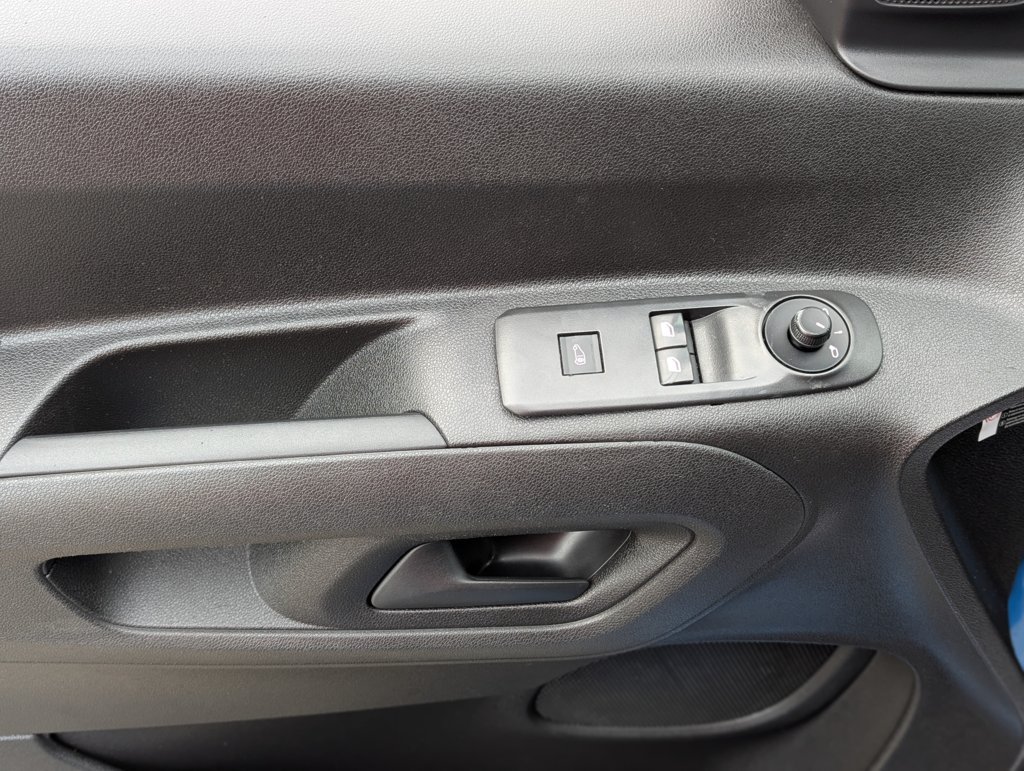 MIDCar coches ocasión Madrid Peugeot Partner Premium 1.6 BlueHDi Pantalla Freno eléctrico Etiqueta C IVA y Garantía Inc