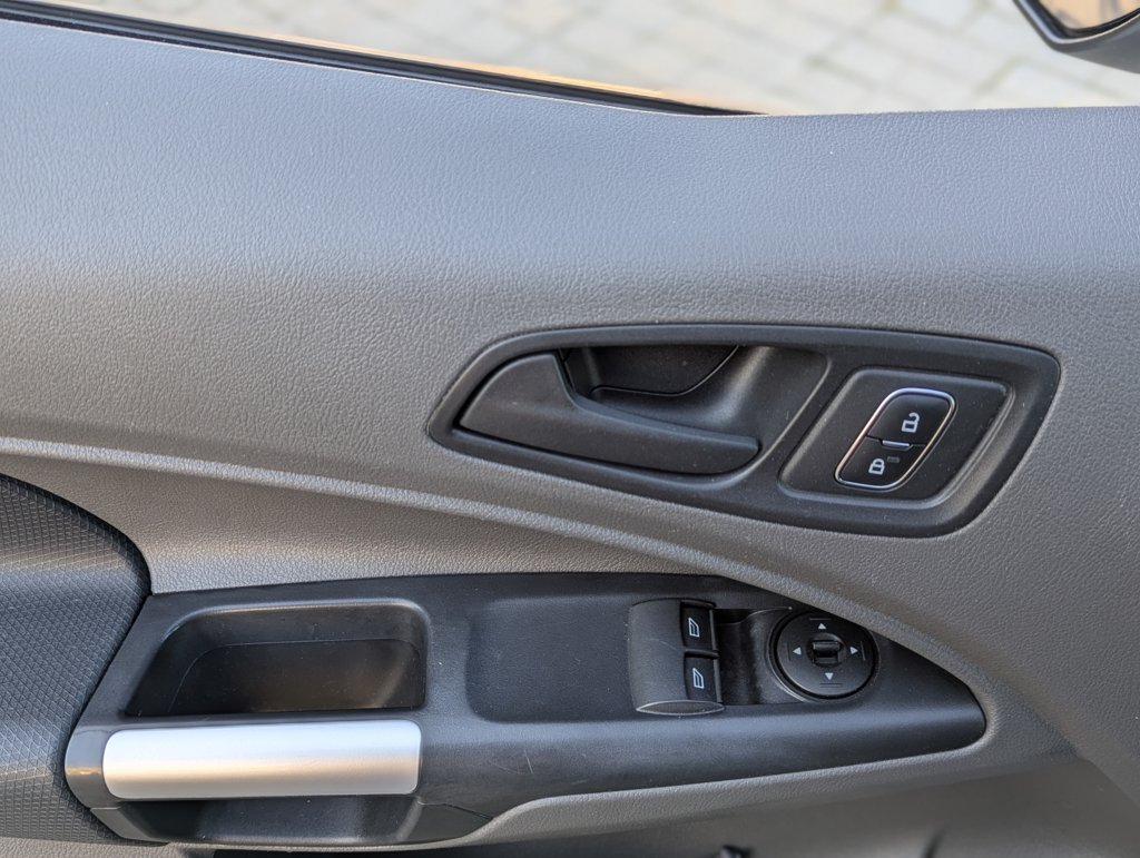 MIDCar coches ocasión Madrid Ford Transit Connect Van Con Instalacion Frio 1.5EcoBlue Etiqueta C IVA y Garantía Incl Trend 210  S&S Trend L2 3Plazas 6 Velocidades