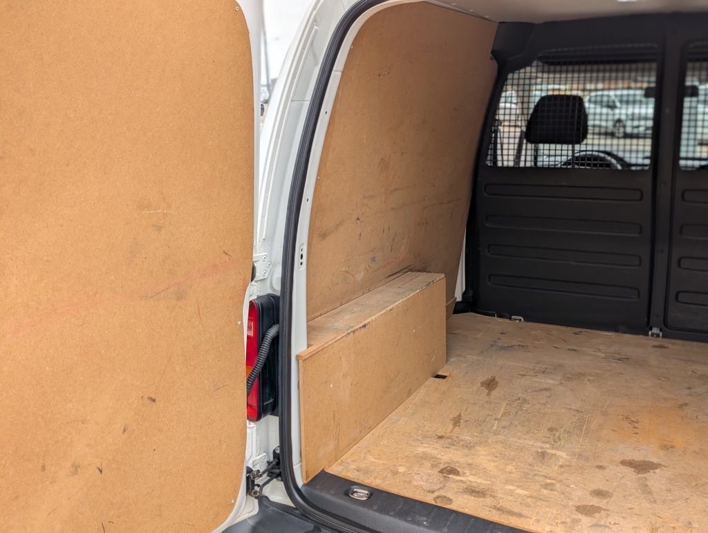 MIDCar coches ocasión Madrid Volkswagen Caddy Profesional Furgón 1.4 TGI 81kW BM 110Cv, Etiqueta medioambiental Eco IVA y Garantía Inc