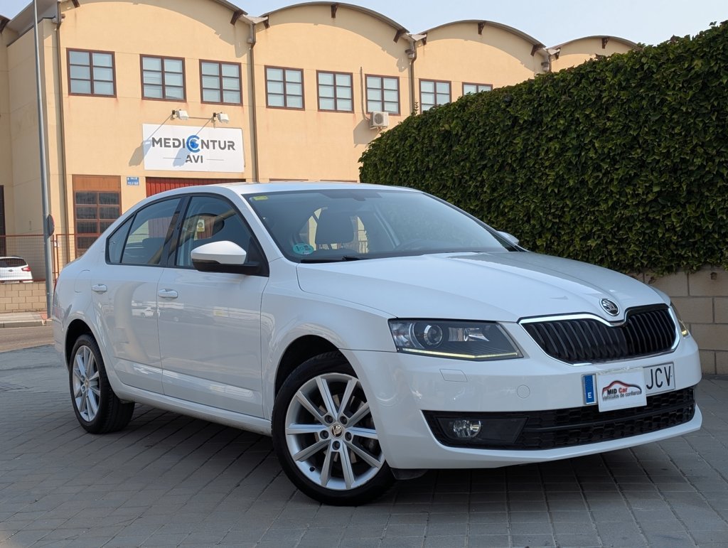 MIDCar coches ocasión Madrid Skoda Octavia 1.4 TSI DSG Nacional con Xenón pocos Km Historial Carfax