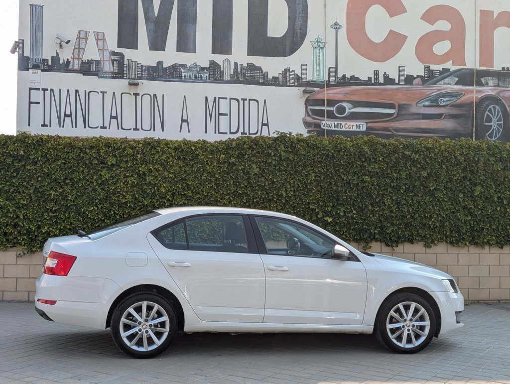 MIDCar coches ocasión Madrid Skoda Octavia 1.4 TSI DSG Nacional con Xenón pocos Km Historial Carfax
