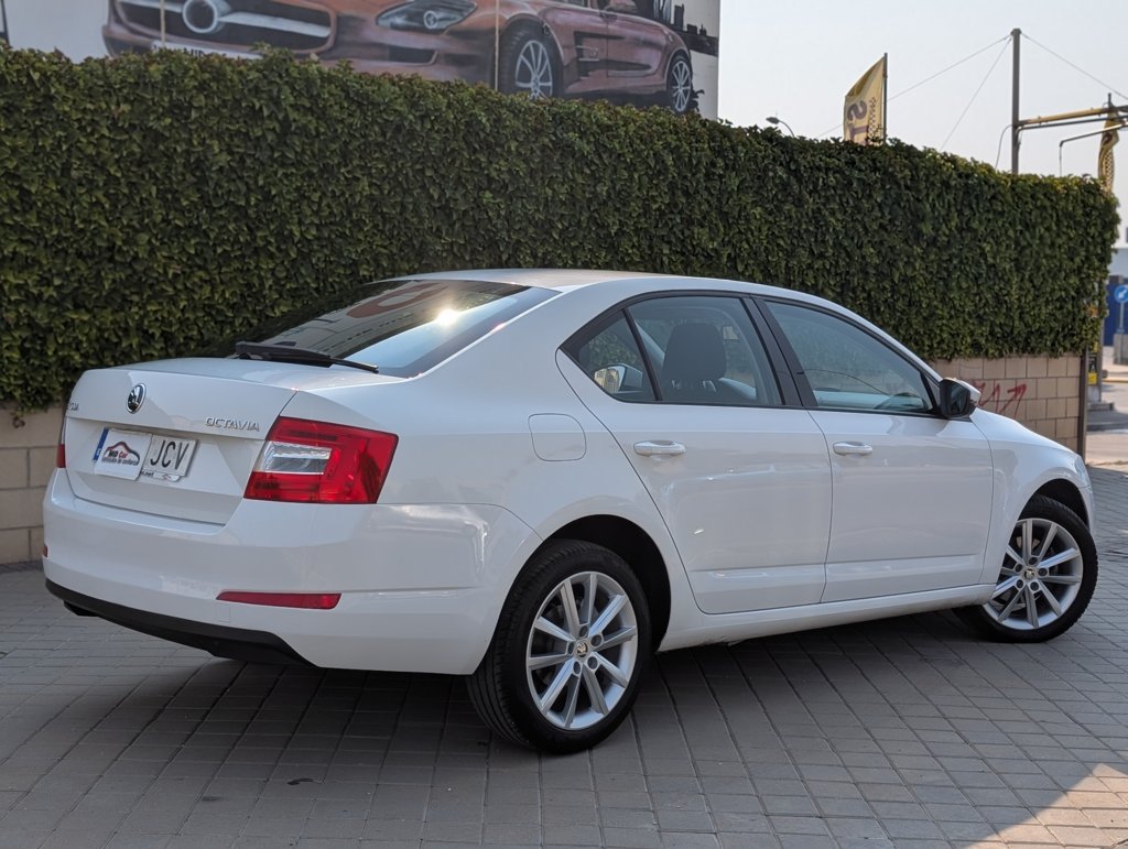 MIDCar coches ocasión Madrid Skoda Octavia 1.4 TSI DSG Nacional con Xenón pocos Km Historial Carfax
