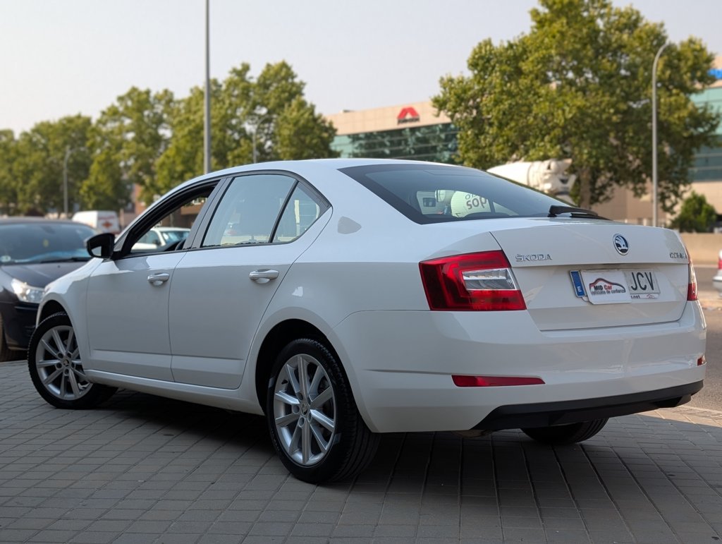 MIDCar coches ocasión Madrid Skoda Octavia 1.4 TSI DSG Nacional con Xenón pocos Km Historial Carfax