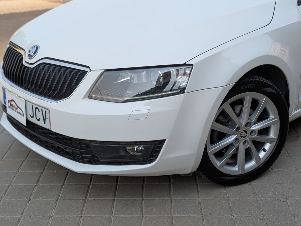 MIDCar coches ocasión Madrid Skoda Octavia 1.4 TSI DSG Nacional con Xenón pocos Km Historial Carfax