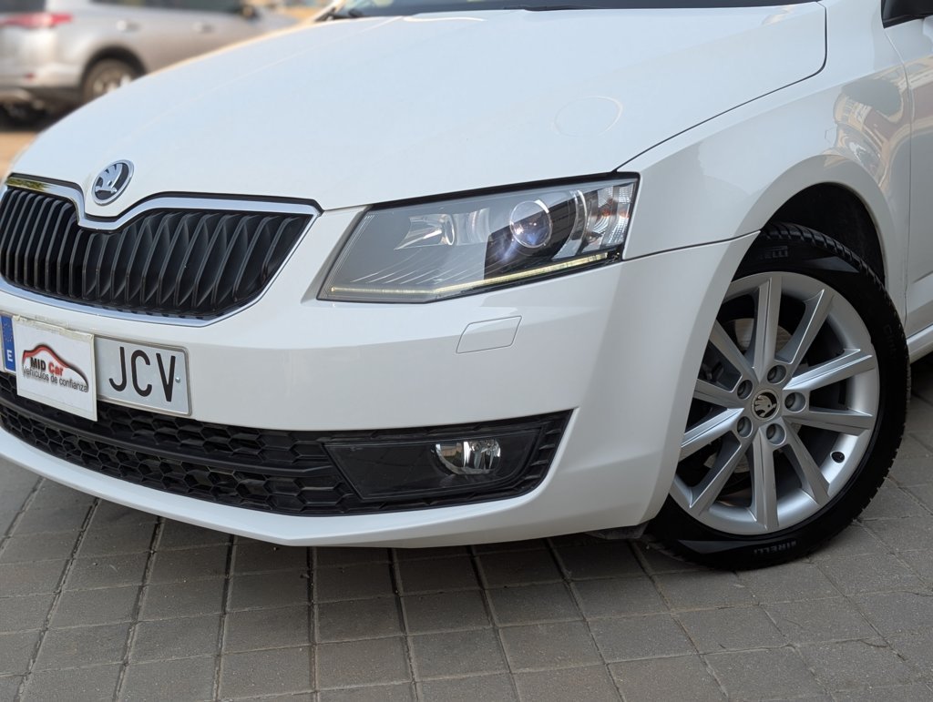 MIDCar coches ocasión Madrid Skoda Octavia 1.4 TSI DSG Nacional con Xenón pocos Km Historial Carfax