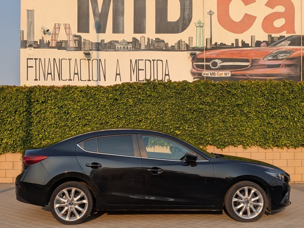 MIDCar coches ocasión Madrid Mazda3 2.0 Luxury con una potencia de 120 Cv Etiqueta C Libro Mantenimiento Nacional