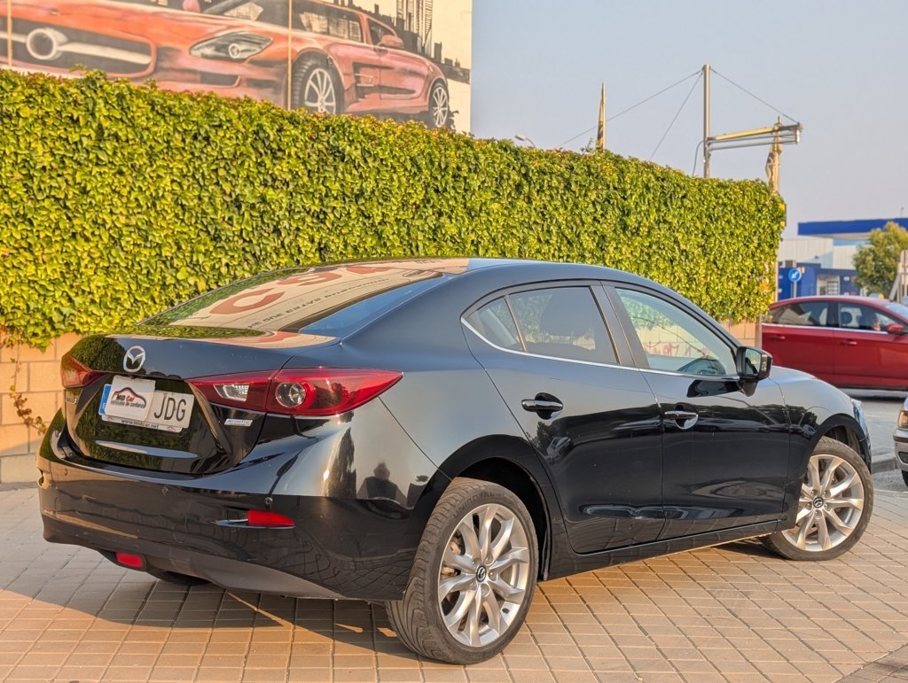MIDCar coches ocasión Madrid Mazda3 2.0 Luxury con una potencia de 120 Cv Etiqueta C Libro Mantenimiento Nacional