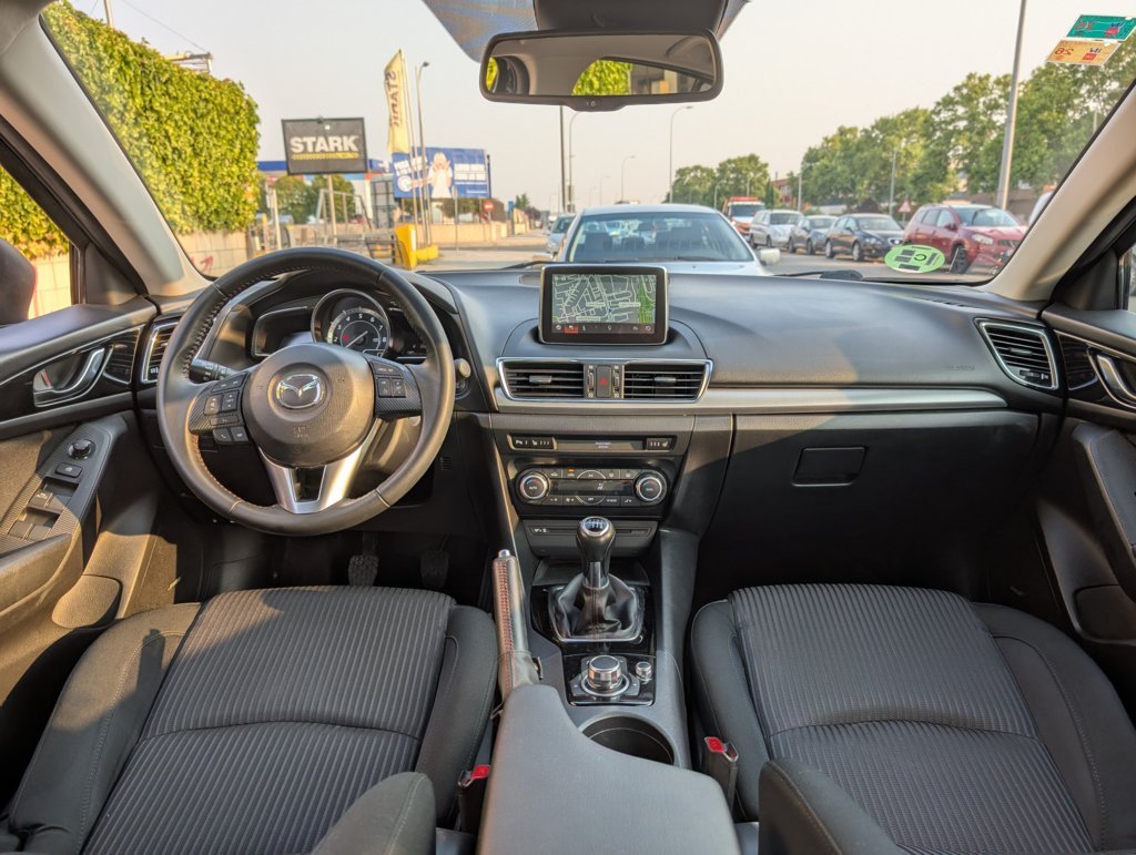 MIDCar coches ocasión Madrid Mazda3 2.0 Luxury con una potencia de 120 Cv Etiqueta C Libro Mantenimiento Nacional