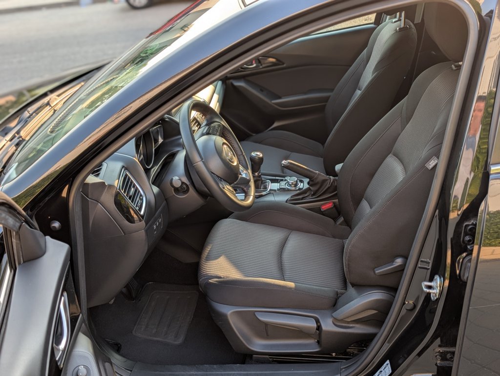 MIDCar coches ocasión Madrid Mazda3 2.0 Luxury con una potencia de 120 Cv Etiqueta C Libro Mantenimiento Nacional