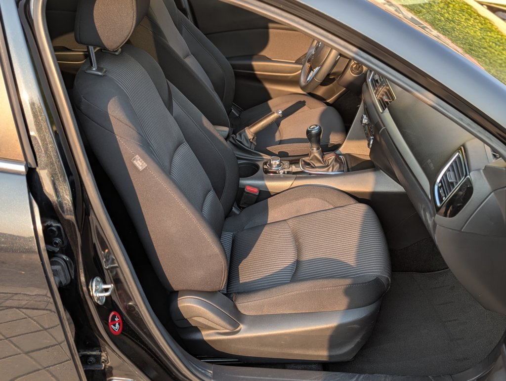 MIDCar coches ocasión Madrid Mazda3 2.0 Luxury con una potencia de 120 Cv Etiqueta C Libro Mantenimiento Nacional