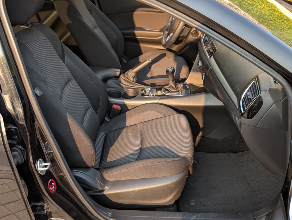 MIDCar coches ocasión Madrid Mazda3 2.0 Luxury con una potencia de 120 Cv Etiqueta C Libro Mantenimiento Nacional