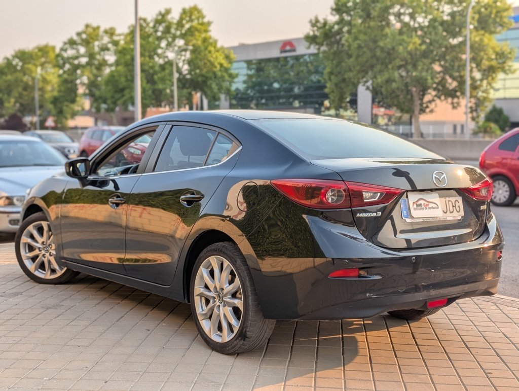 MIDCar coches ocasión Madrid Mazda3 2.0 Luxury con una potencia de 120 Cv Etiqueta C Libro Mantenimiento Nacional