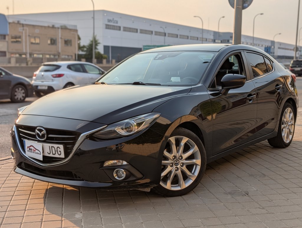 MIDCar coches ocasión Madrid Mazda3 2.0 Luxury con una potencia de 120 Cv Etiqueta C Libro Mantenimiento Nacional