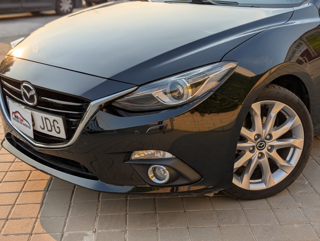 MIDCar coches ocasión Madrid Mazda3 2.0 Luxury con una potencia de 120 Cv Etiqueta C Libro Mantenimiento Nacional