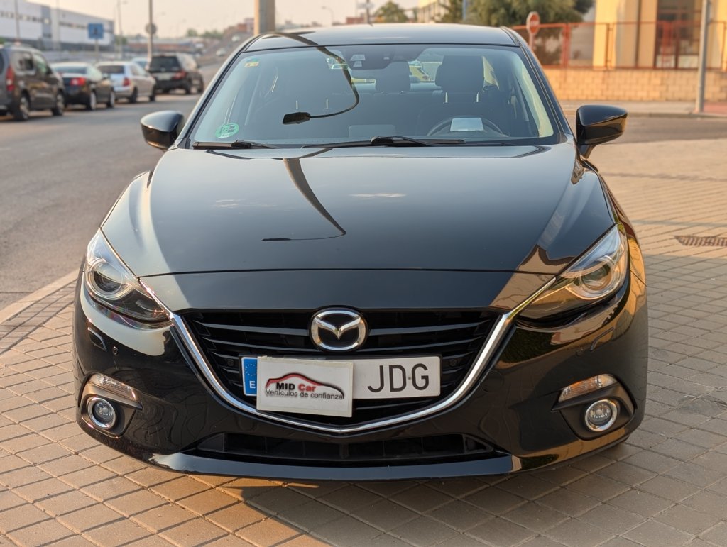 MIDCar coches ocasión Madrid Mazda3 2.0 Luxury con una potencia de 120 Cv Etiqueta C Libro Mantenimiento Nacional