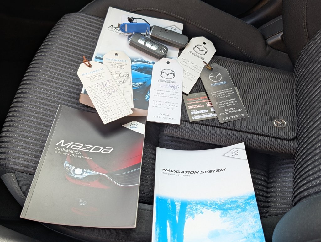 MIDCar coches ocasión Madrid Mazda3 2.0 Luxury con una potencia de 120 Cv Etiqueta C Libro Mantenimiento Nacional