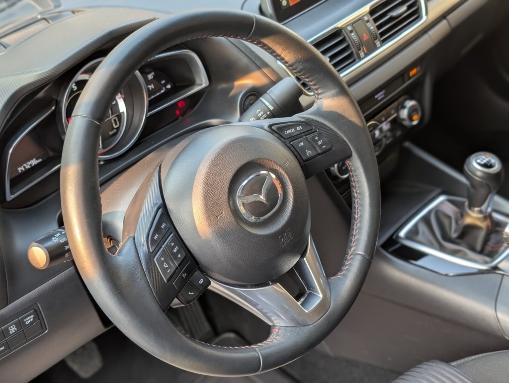 MIDCar coches ocasión Madrid Mazda3 2.0 Luxury con una potencia de 120 Cv Etiqueta C Libro Mantenimiento Nacional