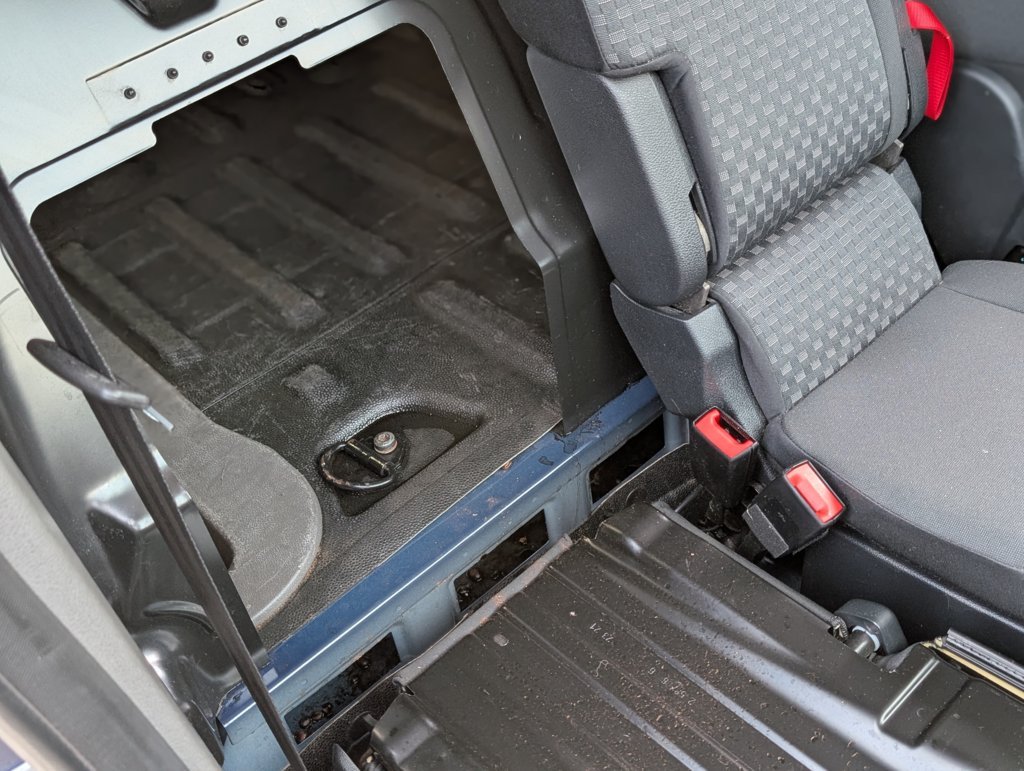 MIDCar coches ocasión Madrid Ford Transit Connect  1.5EcoBlueTrend 240 L2 4 Puertas 100Cv, 6 Velocidades, 3 Plazas, Etiqueta medioambiental C