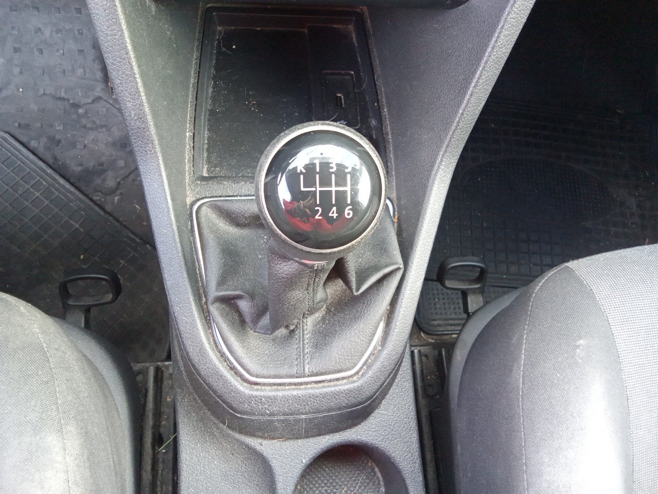 MIDCar coches ocasión Madrid Volkswagen Caddy Profesional Furgón 1.4 TGI 81kW BM 110Cv, Etiqueta medioambiental Eco IVA y Garantía Inc