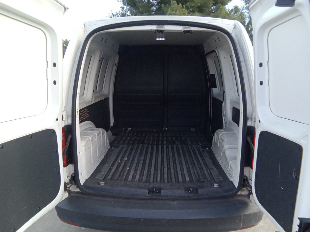 MIDCar coches ocasión Madrid Volkswagen Caddy Profesional Furgón 1.4 TGI 81kW BM 110Cv, Etiqueta medioambiental Eco IVA y Garantía Inc