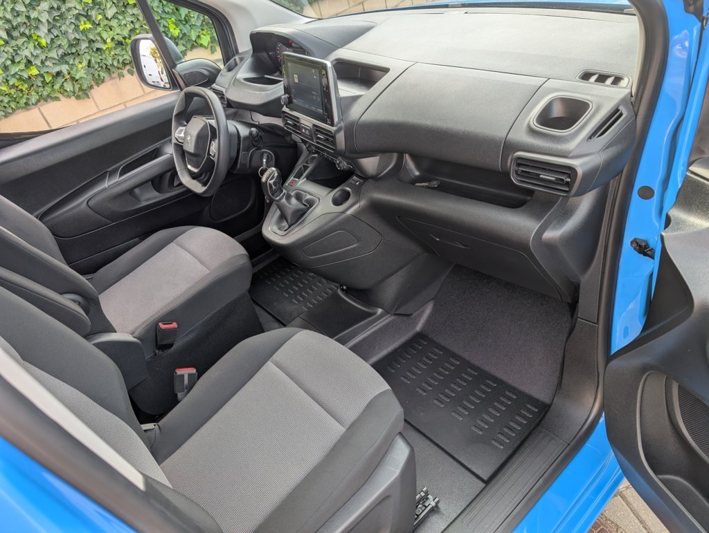 MIDCar coches ocasión Madrid Peugeot Partner Premium 1.6BlueHdi Etiqueta C con IVA y Garantía Incluida Pantalla y freno mano electrico