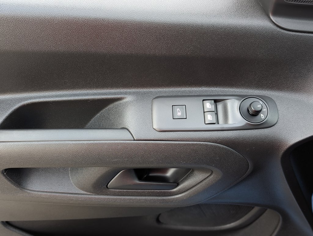 MIDCar coches ocasión Madrid Peugeot Partner Premium 1.6BlueHdi Etiqueta C con IVA y Garantía Incluida Pantalla y freno mano electrico