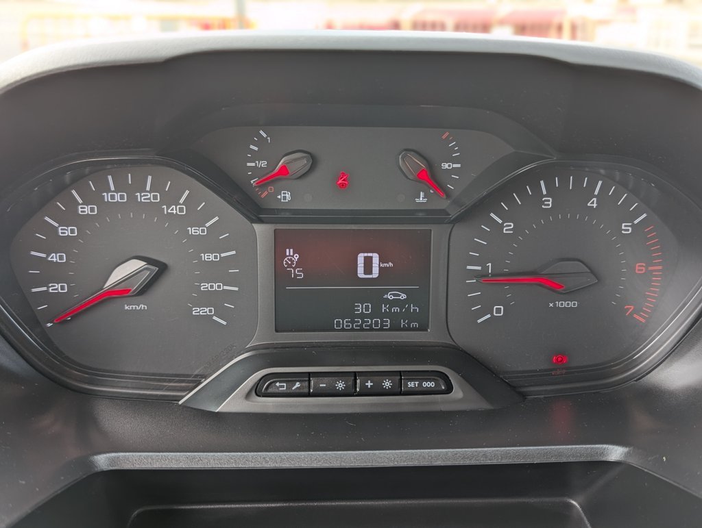 MIDCar coches ocasión Madrid Peugeot Partner Premium 1.6BlueHdi Etiqueta C con IVA y Garantía Incluida Pantalla y freno mano electrico