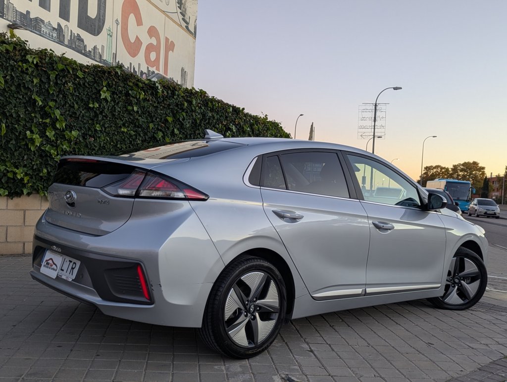 MIDCar coches ocasión Madrid HYUNDAI  iONIQ 1.6 GDI HEV Tecno DCT Hybrido Etiqueta ECO nacional IVA y Garantía Incl