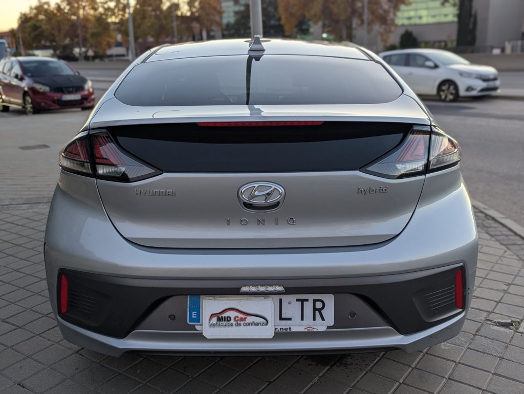 MIDCar coches ocasión Madrid HYUNDAI  iONIQ 1.6 GDI HEV Tecno DCT Hybrido Etiqueta ECO nacional IVA y Garantía Incl