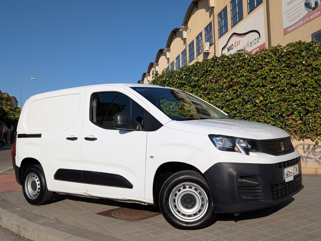 MIDCar coches ocasión Madrid Peugeot Partner Premium 1.5 BlueHDi 100Cv 3 Plazas con Doble puerta lateral Pantalla tactíl Apple CarPlay y Android Auto IVA y Garantía Inc