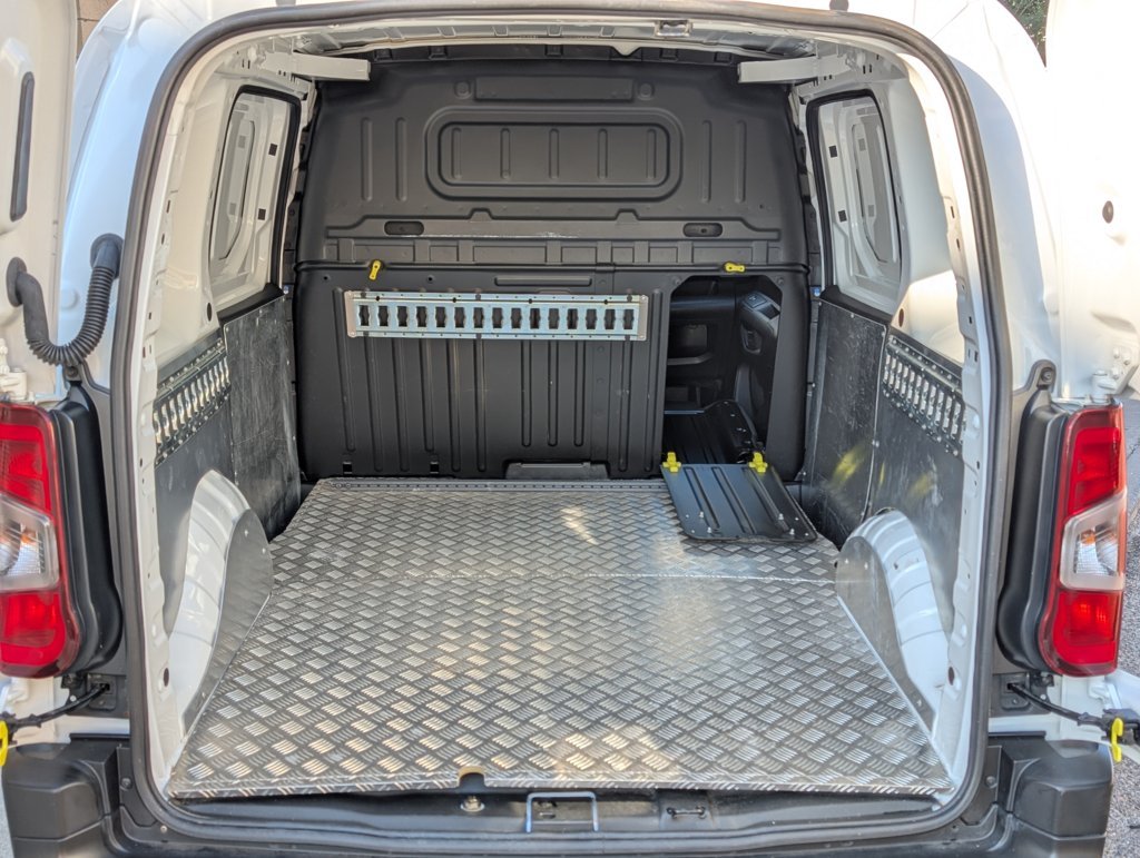 MIDCar coches ocasión Madrid Peugeot Partner Premium 1.5 BlueHDi 100Cv 3 Plazas con Doble puerta lateral Pantalla tactíl Apple CarPlay y Android Auto IVA y Garantía Inc