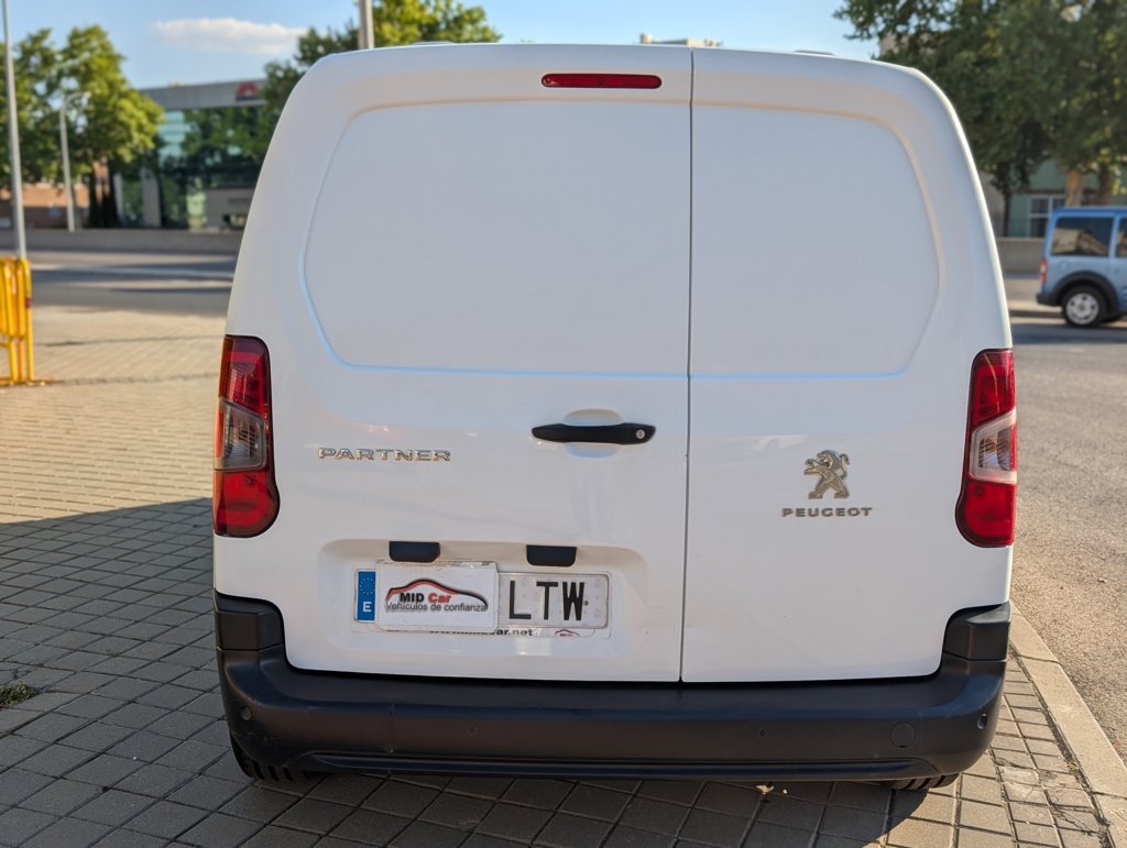 MIDCar coches ocasión Madrid Peugeot Partner Premium 1.5 BlueHDi 100Cv 3 Plazas con Doble puerta lateral Pantalla tactíl Apple CarPlay y Android Auto IVA y Garantía Inc