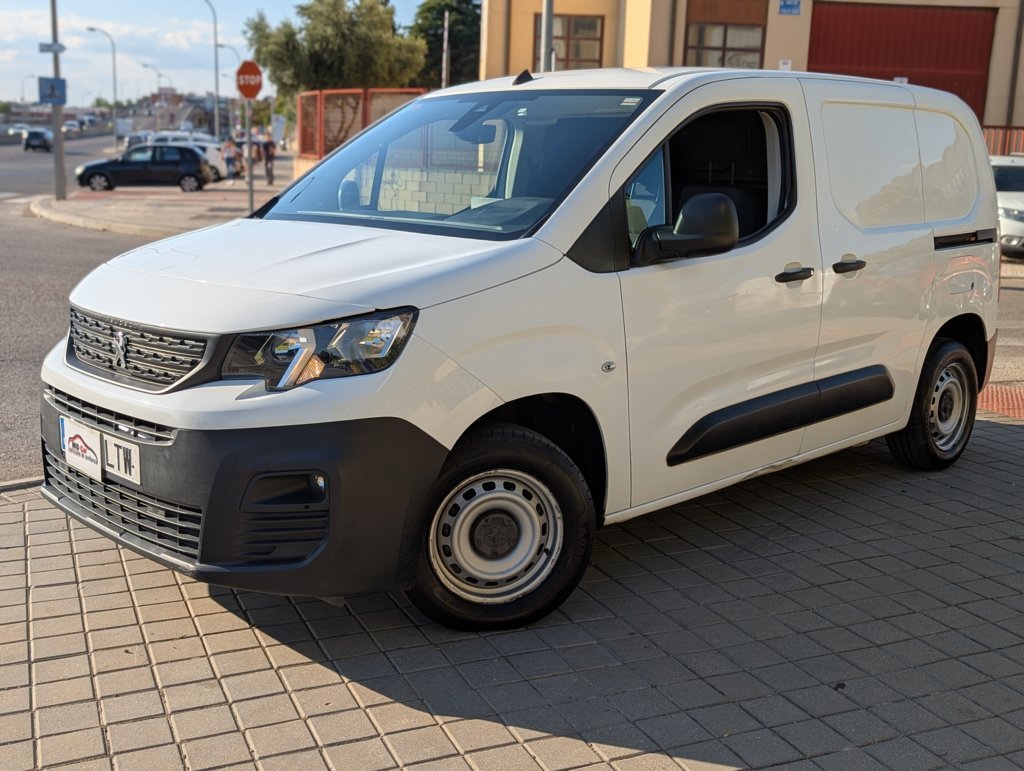 MIDCar coches ocasión Madrid Peugeot Partner Premium 1.5 BlueHDi 100Cv 3 Plazas con Doble puerta lateral Pantalla tactíl Apple CarPlay y Android Auto IVA y Garantía Inc