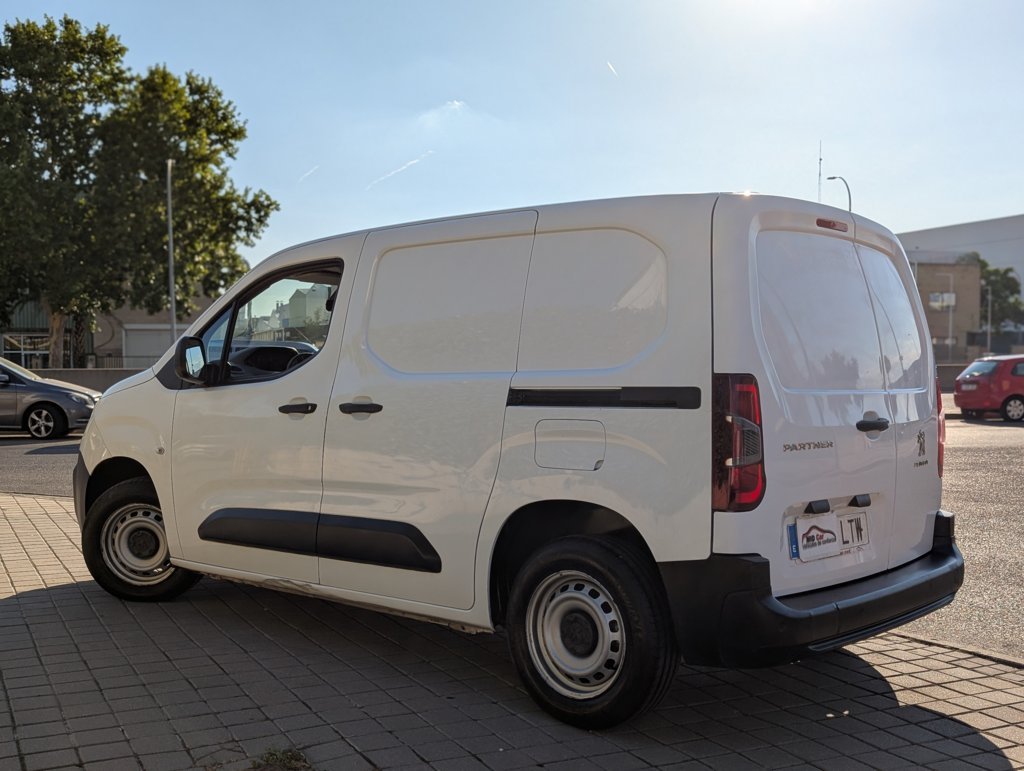 MIDCar coches ocasión Madrid Peugeot Partner Premium 1.5 BlueHDi 100Cv 3 Plazas con Doble puerta lateral Pantalla tactíl Apple CarPlay y Android Auto IVA y Garantía Inc