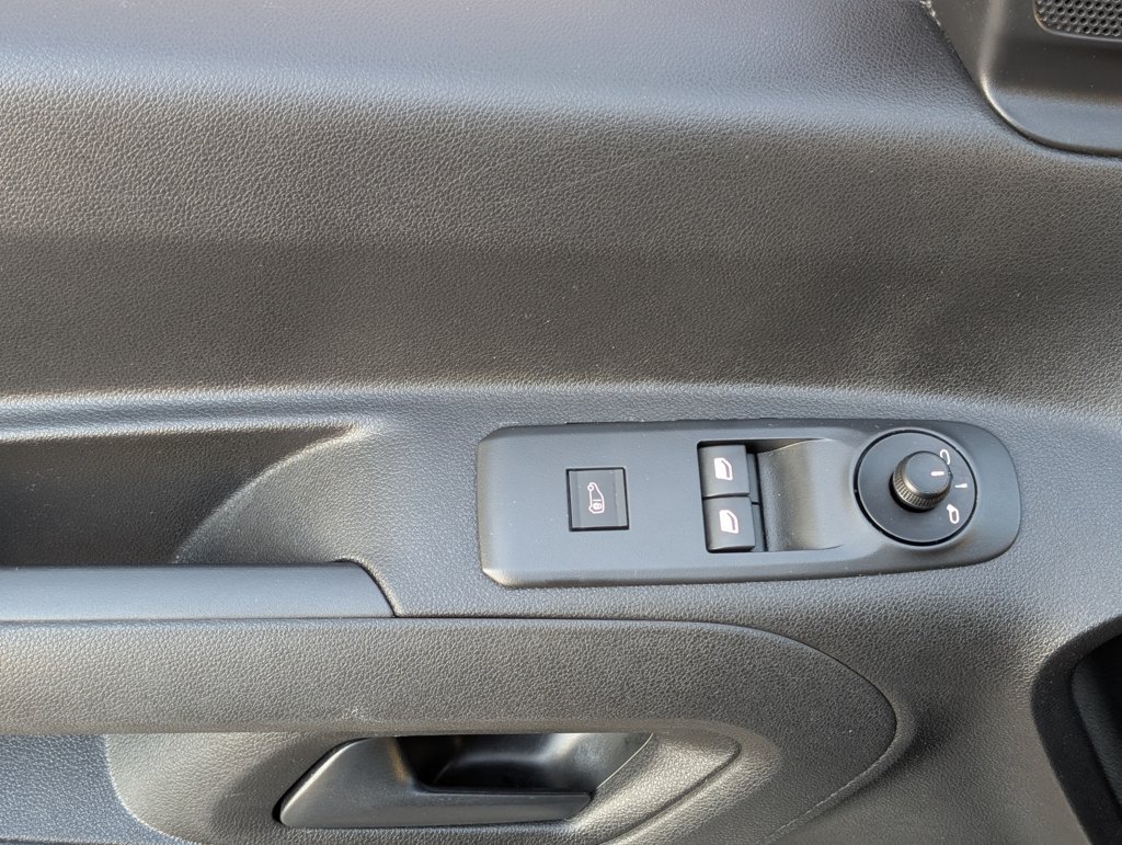 MIDCar coches ocasión Madrid Peugeot Partner Premium 1.5 BlueHDi 100Cv 3 Plazas con Doble puerta lateral Pantalla tactíl Apple CarPlay y Android Auto IVA y Garantía Inc
