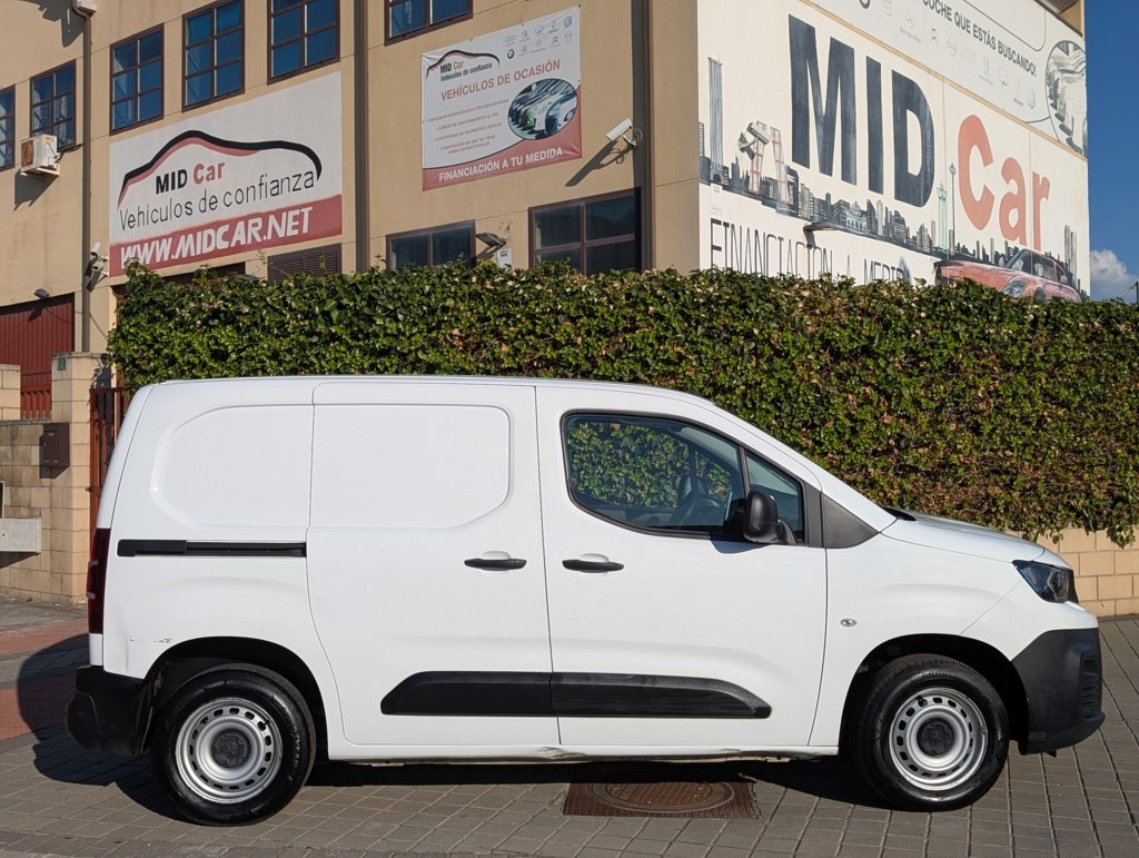 MIDCar coches ocasión Madrid Peugeot Partner Premium 1.5 BlueHDi 100Cv 3 Plazas con Doble puerta lateral Pantalla tactíl Apple CarPlay y Android Auto IVA y Garantía Inc