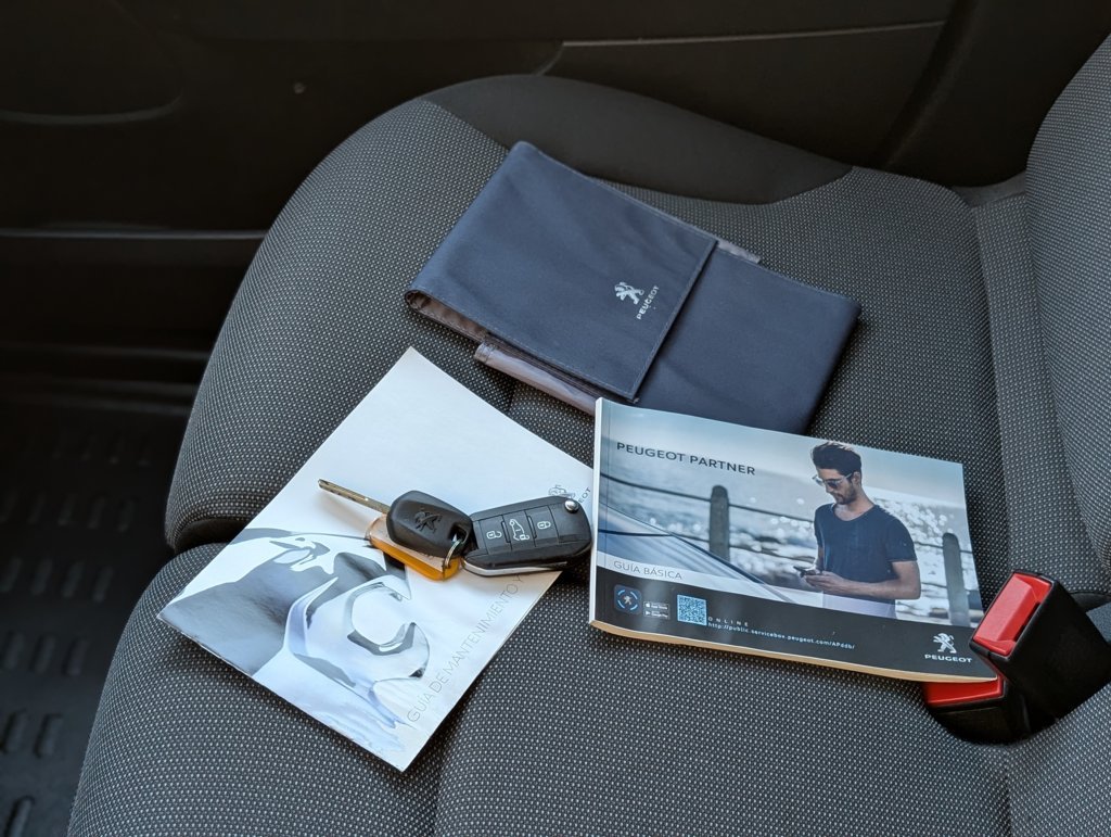 MIDCar coches ocasión Madrid Peugeot Partner Premium 1.5 BlueHDi 100Cv 3 Plazas con Doble puerta lateral Pantalla tactíl Apple CarPlay y Android Auto IVA y Garantía Inc