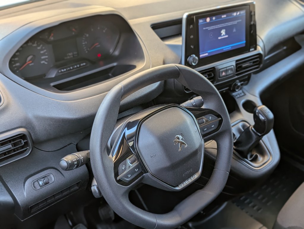 MIDCar coches ocasión Madrid Peugeot Partner Premium 1.5 BlueHDi 100Cv 3 Plazas con Doble puerta lateral Pantalla tactíl Apple CarPlay y Android Auto IVA y Garantía Inc