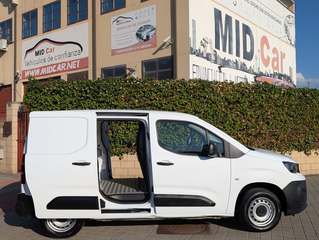 MIDCar coches ocasión Madrid Peugeot Partner Premium 1.5 BlueHDi 100Cv 3 Plazas con Doble puerta lateral Pantalla tactíl Apple CarPlay y Android Auto IVA y Garantía Inc