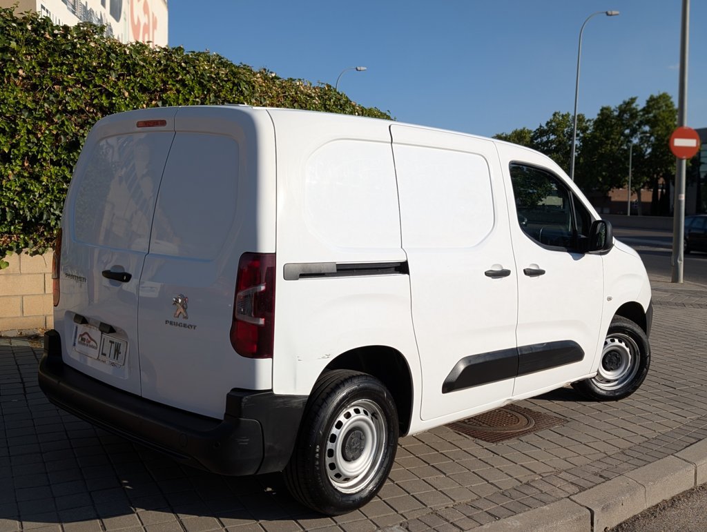 MIDCar coches ocasión Madrid Peugeot Partner Premium 1.5 BlueHDi 100Cv 3 Plazas con Doble puerta lateral Pantalla tactíl Apple CarPlay y Android Auto IVA y Garantía Inc