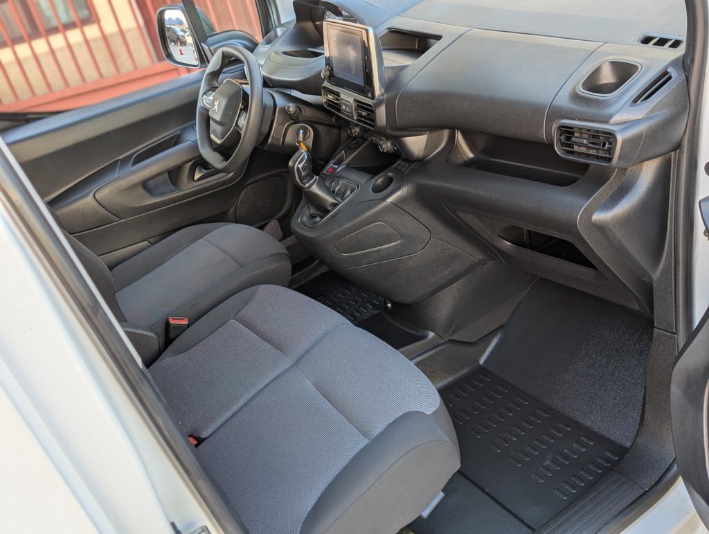 MIDCar coches ocasión Madrid Peugeot Partner Premium 1.5 BlueHDi 100Cv 3 Plazas con Doble puerta lateral Pantalla tactíl Apple CarPlay y Android Auto IVA y Garantía Inc